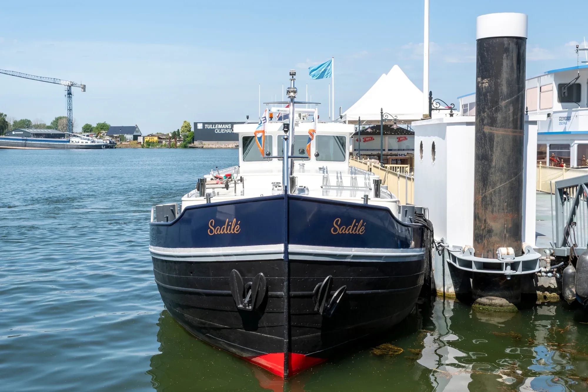 De donkerblauwe boeg van Sadilé, gefotografeerd aan de kade.